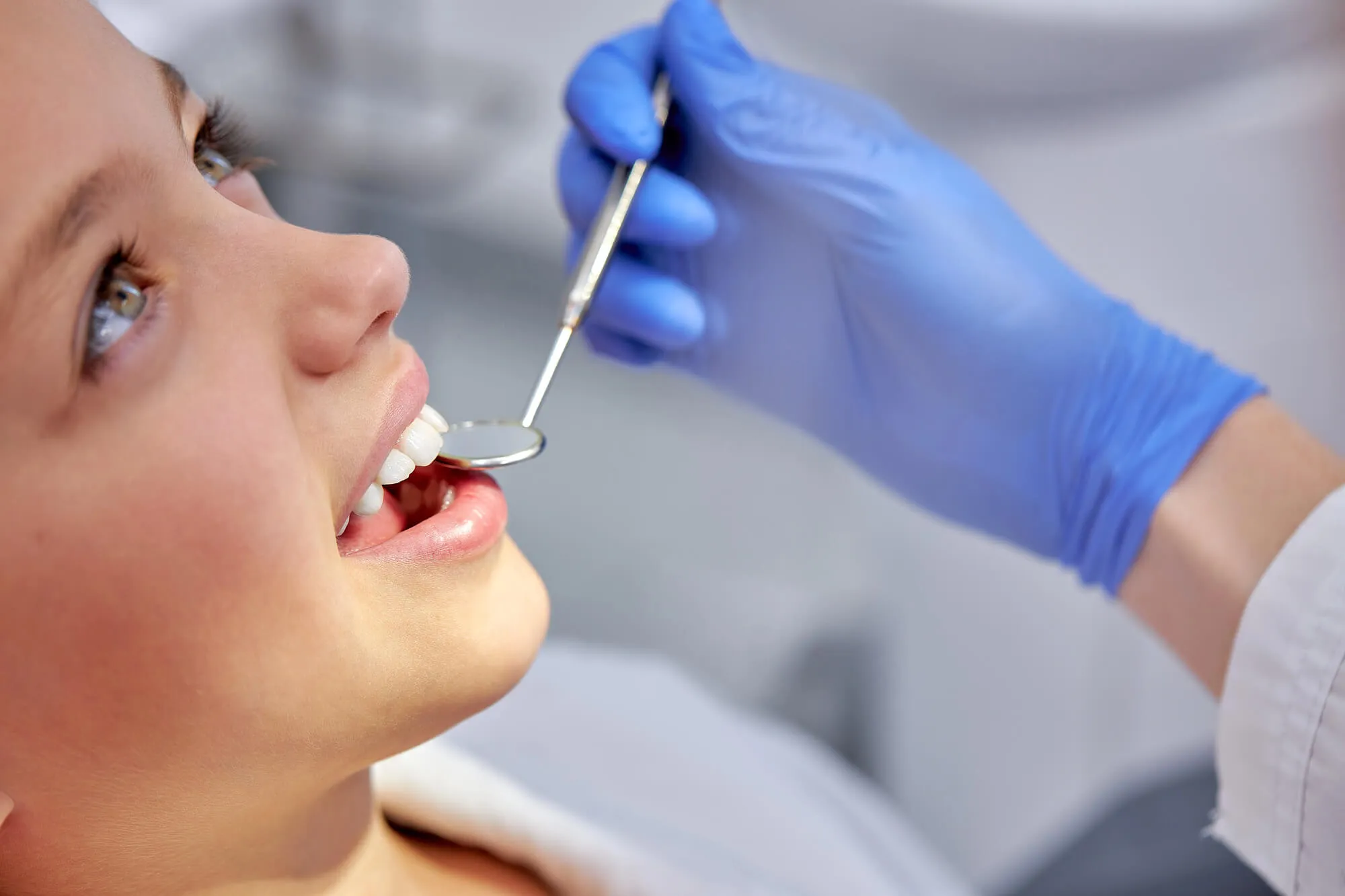 prosthodontist-boca-raton-checking-patients-teeth