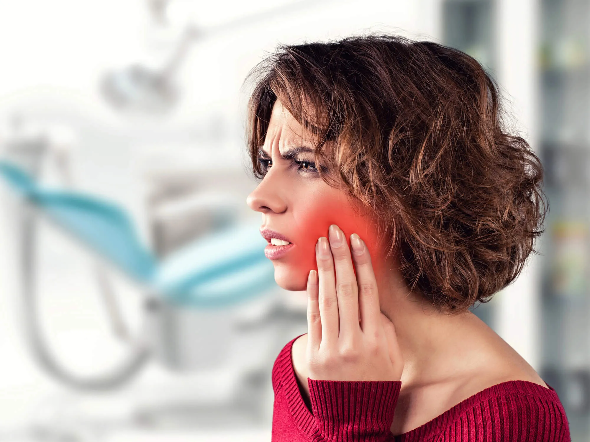 woman in pain needs to see an emergency dentist boca raton