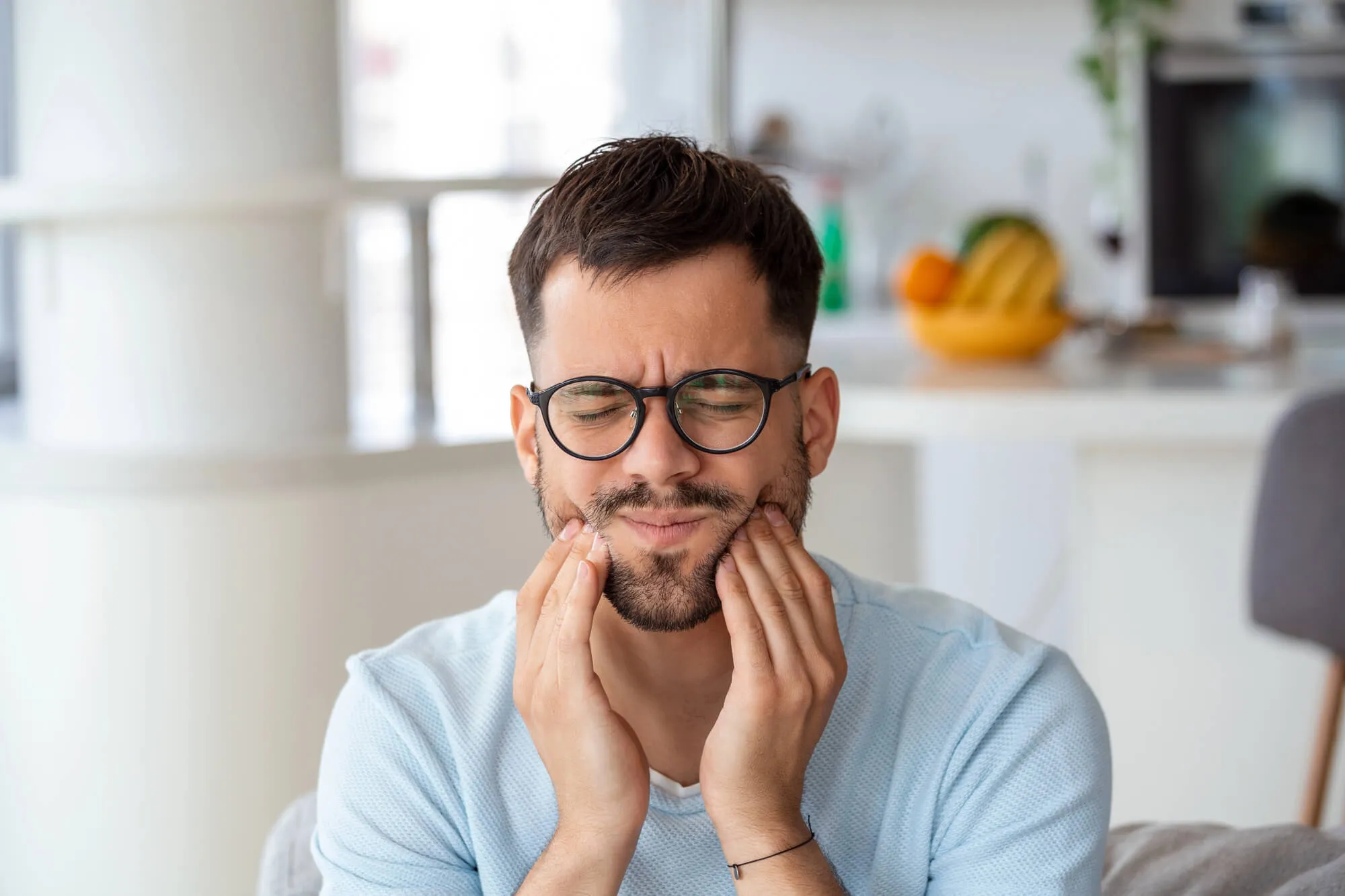 man in pain needs to see a dentist 33431
