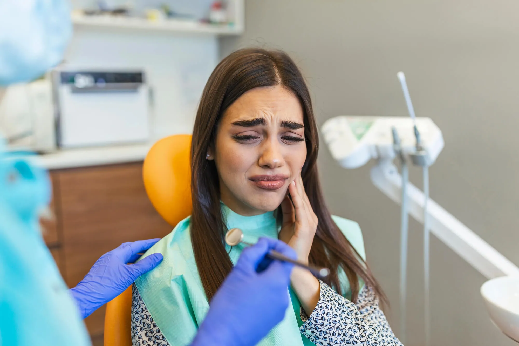 patient explainign tooth pain to her Dentist near FAU